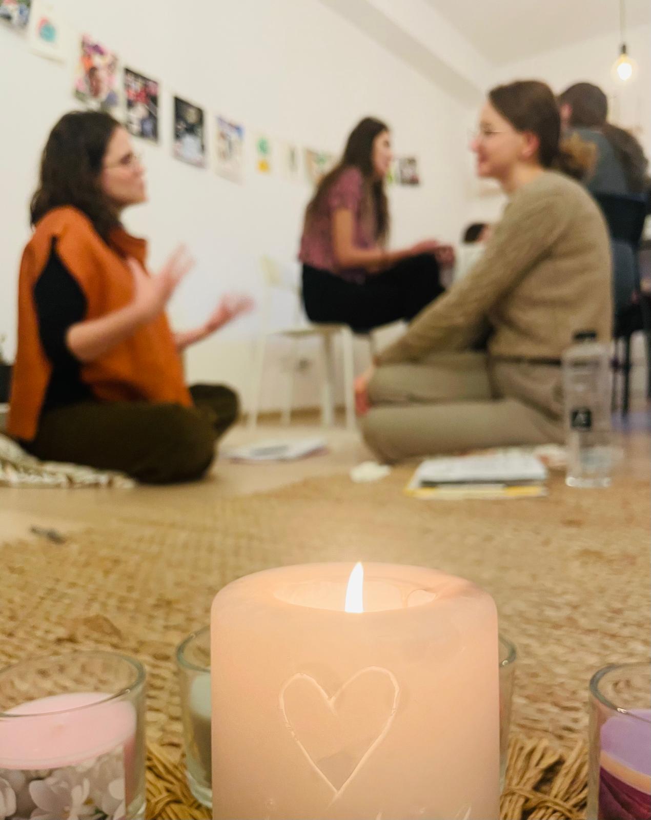 Lumânare aprinsă în centrul cercului, în timpul unei sesiuni de grup MindfulArt®
